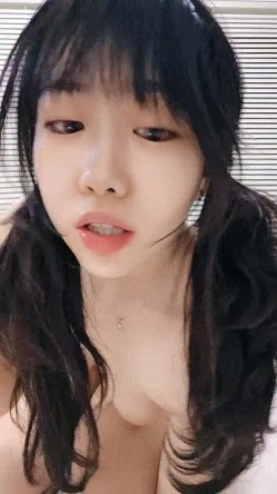 无毛白虎逼肛塞小母狗镜头前发骚诱惑，全程露脸伸着舌头要舔狼友大鸡巴，跳蛋塞逼里道具抽插自慰，浪叫不止 截图15