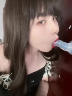 圣诞狂欢 Cindy腿腿 国产极品人气TS，长相清纯身材一流，一双纤细的大长腿，不输任何女人 截图5
