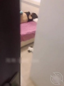 上班前偷拍姨妈睡觉，看到久违的黑色蕾丝内裤欲火燃烧 截图16