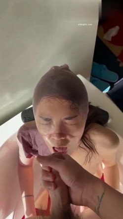 终极反差，穷人女神富人母狗，属性拉满，大神豪宅圈养极品性奴母狗日常调教，舔脚喝尿啪啪各种花样SM羞辱 截图16