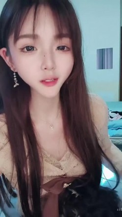绝美校花，能歌会跳，美女【小懒猫】下海福利，骚舞超燃尺度道具自慰喷水，撸管神片 截图3