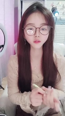 绝美校花，能歌会跳，美女【小懒猫】下海福利，骚舞超燃尺度道具自慰喷水，撸管神片 截图13