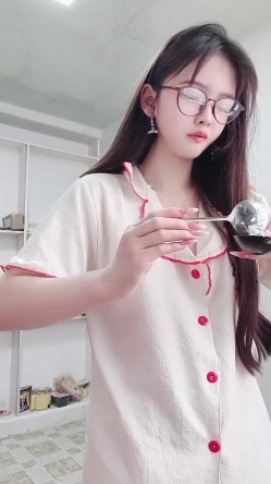 绝美校花，能歌会跳，美女【小懒猫】下海福利，骚舞超燃尺度道具自慰喷水，撸管神片 截图14