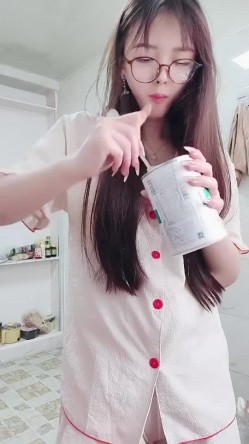 绝美校花，能歌会跳，美女【小懒猫】下海福利，骚舞超燃尺度道具自慰喷水，撸管神片 截图15