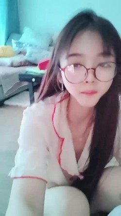 绝美校花，能歌会跳，美女【小懒猫】下海福利，骚舞超燃尺度道具自慰喷水，撸管神片 截图16