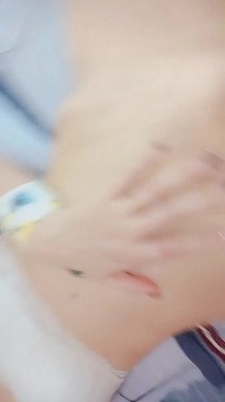 英语老师- 小语儿 -，弹幕置顶：老师的逼逼真好看。’你们怎么这么骚呢，还置顶啦‘，风骚的笑声，手指自慰，浓浓阴液聚集阴道！ 截图3