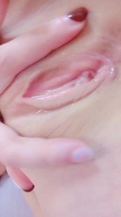 英语老师- 小语儿 -，弹幕置顶：老师的逼逼真好看。’你们怎么这么骚呢，还置顶啦‘，风骚的笑声，手指自慰，浓浓阴液聚集阴道！ 截图4