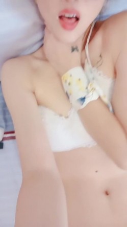 英语老师- 小语儿 -，弹幕置顶：老师的逼逼真好看。’你们怎么这么骚呢，还置顶啦‘，风骚的笑声，手指自慰，浓浓阴液聚集阴道！ 截图7