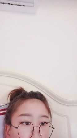 英语老师- 小语儿 -，弹幕置顶：老师的逼逼真好看。’你们怎么这么骚呢，还置顶啦‘，风骚的笑声，手指自慰，浓浓阴液聚集阴道！ 截图15