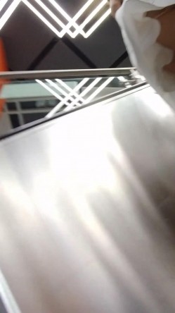 地铁站尾随只顾着玩手机白裙骚妹,电梯上正面欣赏透明内前黑森林 截图4