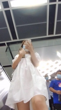 地铁站尾随只顾着玩手机白裙骚妹,电梯上正面欣赏透明内前黑森林 截图14