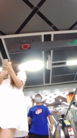 地铁站尾随只顾着玩手机白裙骚妹,电梯上正面欣赏透明内前黑森林 截图15