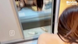 辅乳期漂亮巨乳少妇 不要抠菊花不行我操你妈呀 我要用力操死我 身材苗条69吃鸡舔逼 无套输出 淫 截图12