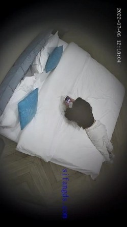 酒店偷拍 年轻情侣开房小哥开干前先给漂亮女友拍个淫照口爆后入不能少 截图3
