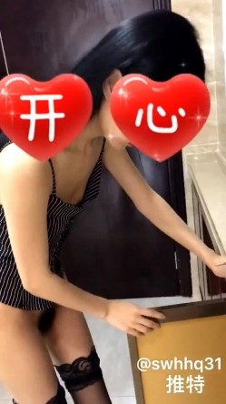 办公室全裸太刺激了！极品身材百变女神小姐姐【swhhq】各种场合户外COSER露出黑森林太给力了 截图4