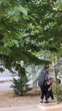 最新门事件刚放假某省财经大学宿舍没装空调情侣跑到院子里的树荫下啪啪几个同学躲在宿舍里偷窥调侃 截图2