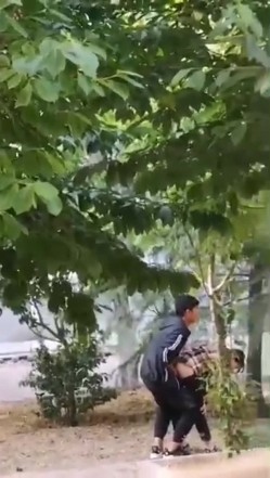 最新门事件刚放假某省财经大学宿舍没装空调情侣跑到院子里的树荫下啪啪几个同学躲在宿舍里偷窥调侃 截图3