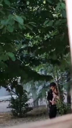 最新门事件刚放假某省财经大学宿舍没装空调情侣跑到院子里的树荫下啪啪几个同学躲在宿舍里偷窥调侃 截图11