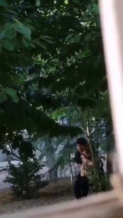 最新门事件刚放假某省财经大学宿舍没装空调情侣跑到院子里的树荫下啪啪几个同学躲在宿舍里偷窥调侃 截图12