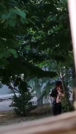 最新门事件刚放假某省财经大学宿舍没装空调情侣跑到院子里的树荫下啪啪几个同学躲在宿舍里偷窥调侃 截图13