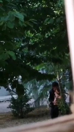 最新门事件刚放假某省财经大学宿舍没装空调情侣跑到院子里的树荫下啪啪几个同学躲在宿舍里偷窥调侃 截图14