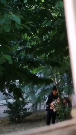 最新门事件刚放假某省财经大学宿舍没装空调情侣跑到院子里的树荫下啪啪几个同学躲在宿舍里偷窥调侃 截图16