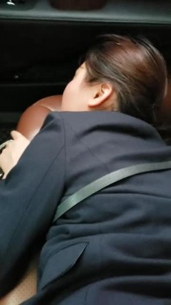 车内后入穿制服的销售少妇，出白浆，车外路人匆匆，内射搞得好爽嘞，少妇的春声最撩人！ 截图10