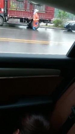 车内后入穿制服的销售少妇，出白浆，车外路人匆匆，内射搞得好爽嘞，少妇的春声最撩人！ 截图15