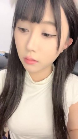 推荐！童颜女神~超级迷人~【京鱼儿】道具自慰~爽到起飞~！野外裸漏，对着粉穴和菊花狂拍，流白浆！！ 截图14
