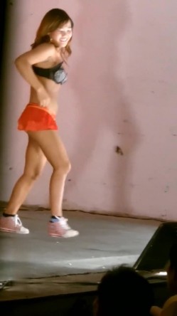 暗拍偏远县城地下小剧场超级大胆的S情演出一丝不挂的舞女一字马倒立翻跟头各种表演与台下观众互动长相身材乳房都可以还是无毛逼 截图9