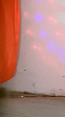 暗拍偏远县城地下小剧场超级大胆的S情演出一丝不挂的舞女一字马倒立翻跟头各种表演与台下观众互动长相身材乳房都可以还是无毛逼 截图16