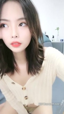 苗条身材颜值不错贫乳妹子沙发自慰，脱光光全裸掰穴自摸翘起屁股，近距离特写非常诱人 截图1