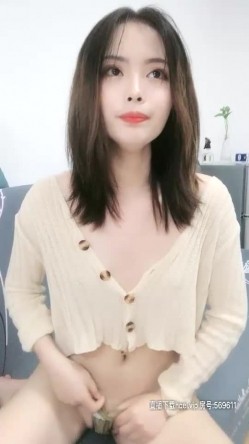 苗条身材颜值不错贫乳妹子沙发自慰，脱光光全裸掰穴自摸翘起屁股，近距离特写非常诱人 截图2