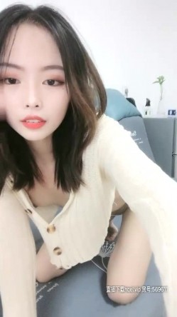 苗条身材颜值不错贫乳妹子沙发自慰，脱光光全裸掰穴自摸翘起屁股，近距离特写非常诱人 截图3