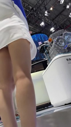 [超级裙底]最新2023上海车展各色美女模特 总有一款你喜欢 截图2