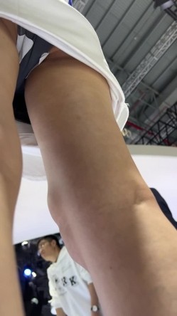 [超级裙底]最新2023上海车展各色美女模特 总有一款你喜欢 截图5