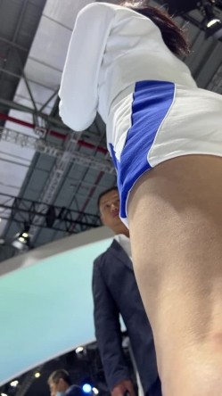 [超级裙底]最新2023上海车展各色美女模特 总有一款你喜欢 截图6