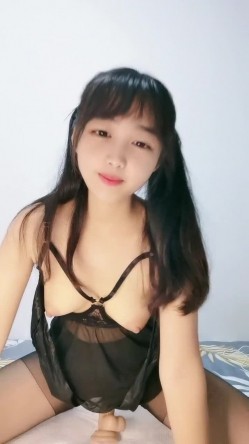 极品18岁学妹 ️刚生完娃，老公不在家，引发的寂寞发浪道具强烈抽插淫穴~用力瓣开小穴特写 ️眼神迷离，销魂表情！ 截图9