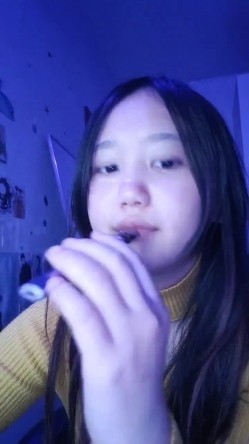 重磅！女神连素颜都美到炸~【鱼妈】自慰狂喷水！无限狂喷~ 这逼又肥又粉，水龙头！ 截图12