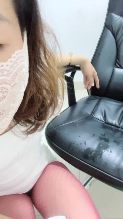 【少妇的感觉】，独树一帜的倒立抽插，这蜜桃臀高耸，折叠式看自己骚穴被干，谁来挑战？ 截图15