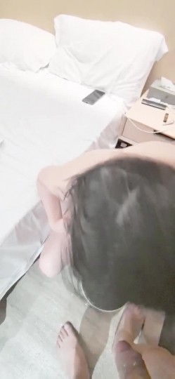 真实母狗邻居【独恋猫猫】 调教邻居母狗，露脸，喝尿，操尿，SM，骚话对白，捆绑，毒龙，三通，装修新房里干 截图16