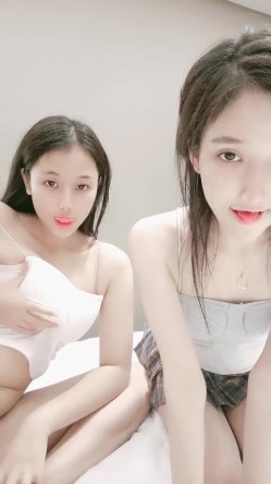 超清纯颜值姐妹花双女大尺度秀，大白美腿极品肥穴，翘起双腿揉阴蒂互相舔逼，跳蛋震动屁股叠罗汉，来大姨妈塞着棉棒 截图12