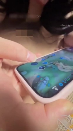 【原创视频】趁姐姐打游戏强行插入，中途我妈突然回来，晚上熘到房间内射被打 截图2