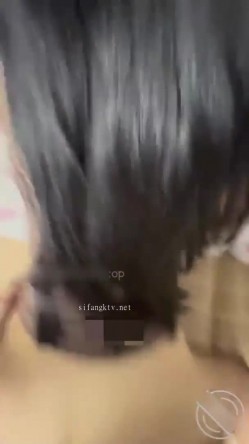 【原创视频】趁姐姐打游戏强行插入，中途我妈突然回来，晚上熘到房间内射被打 截图9