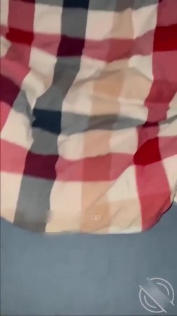 【原创视频】趁姐姐打游戏强行插入，中途我妈突然回来，晚上熘到房间内射被打 截图10