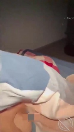 【原创视频】趁姐姐打游戏强行插入，中途我妈突然回来，晚上熘到房间内射被打 截图11
