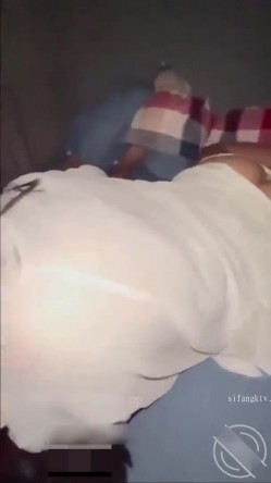 【原创视频】趁姐姐打游戏强行插入，中途我妈突然回来，晚上熘到房间内射被打 截图12