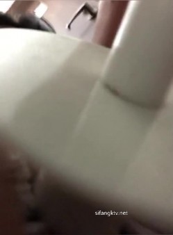 《稀缺资源猎奇极品调教》不喜勿下，绝对折磨！变态妹子一系列反人类式虐阴~胶水封、逼拔罐、马桶刷插、针线缝等等真开眼界 截图10