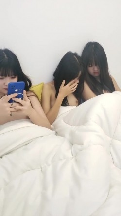同一张床上国产群P，淫乱性爱一个一个换着来，插出白浆 截图2