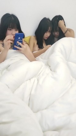 同一张床上国产群P，淫乱性爱一个一个换着来，插出白浆 截图3